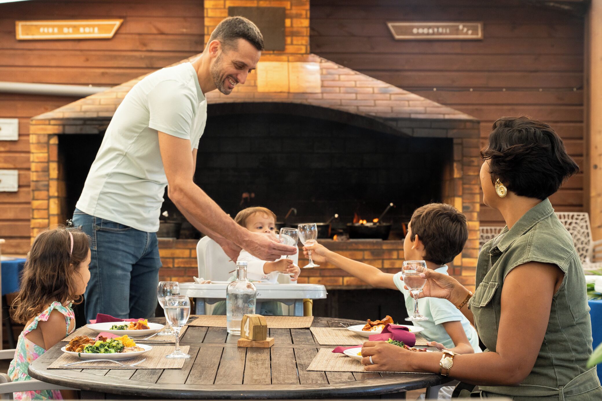 Serviço de almoço e jantar; culinária francesa, vistas para a piscina 