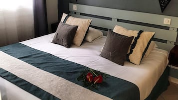 مكتب ومكواة/لوح كي وأسرّة أطفال/رضّع (مجانًا) وواي فاي مجانًا