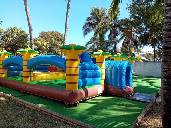 Children's play area - outdoor - Hôtel Exsel Floralys (L'Étang-Salé)