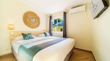 Familien-Vierbettzimmer | Schreibtisch, Bügeleisen/Bügelbrett, kostenlose Babybetten