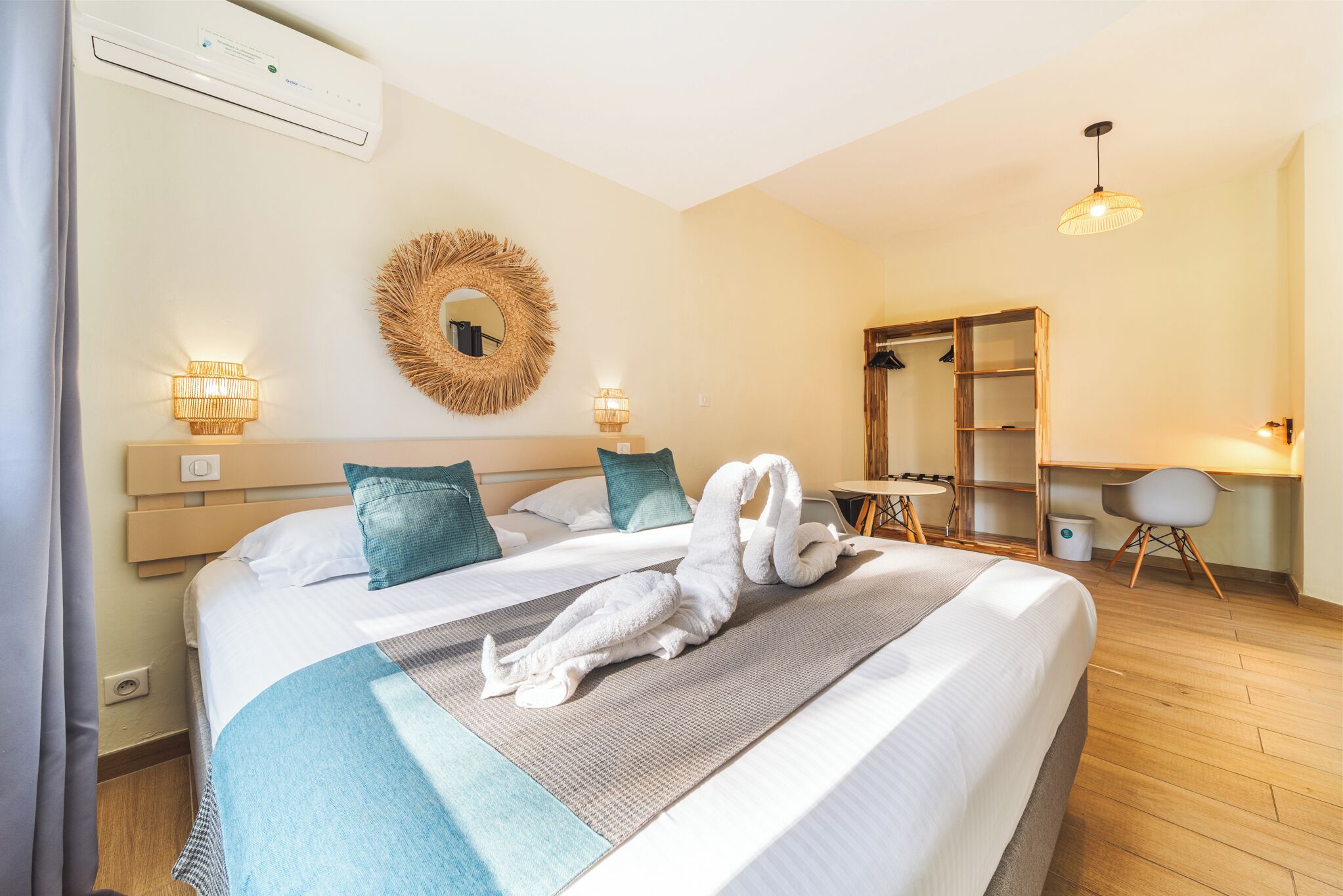 مكتب ومكواة/لوح كي وأسرّة أطفال/رضّع (مجانًا) وواي فاي مجانًا