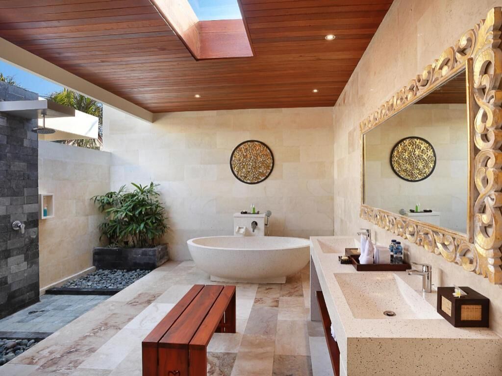 Ensemble douche/baignoire, articles de toilette gratuits, sèche-cheveux