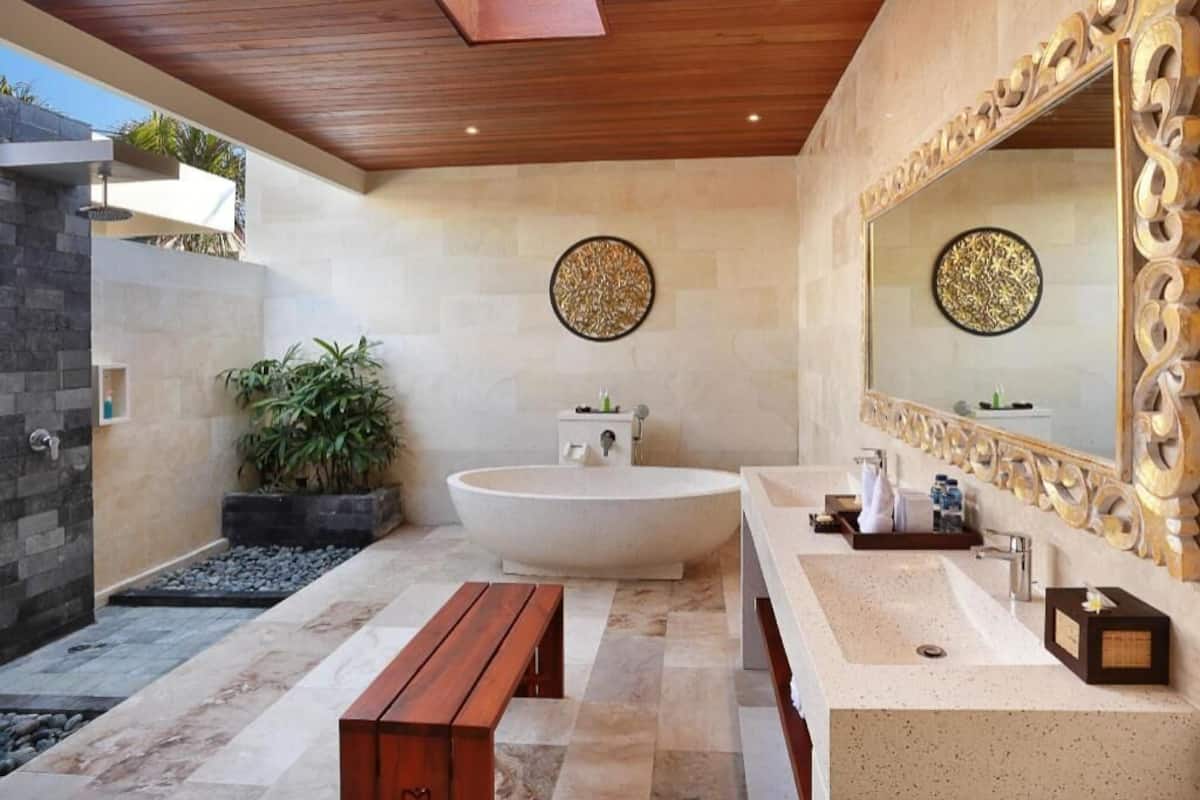 Combined shower/tub, free toiletries, hair dryer, slippers