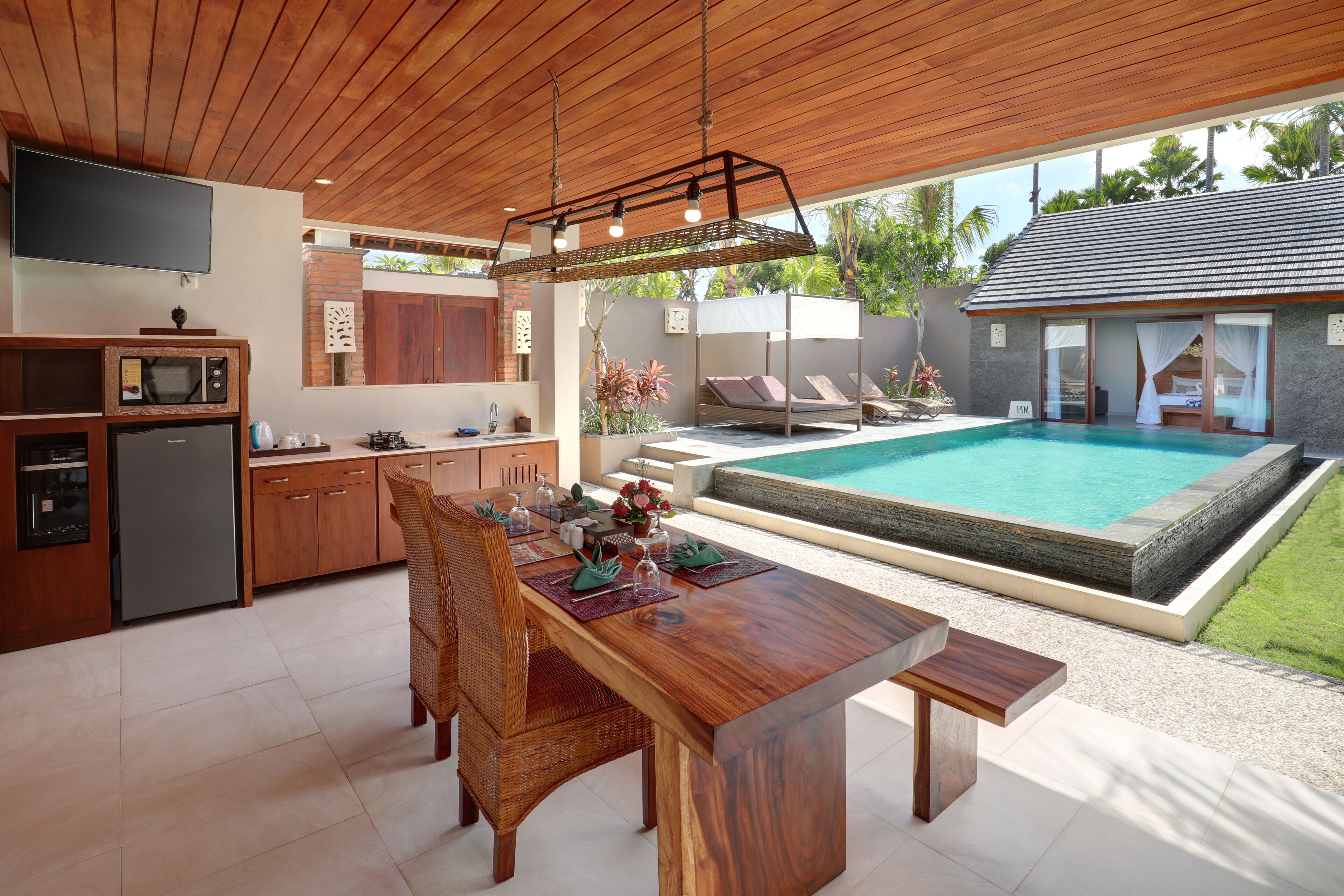 Suíte, 2 quartos, piscina particular (Villa) | Cozinha privada | Geladeira grande, micro-ondas, cooktop, cafeteira/chaleira