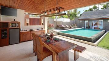 Suíte, 2 quartos, piscina particular (Villa) | Cozinha privada | Geladeira grande, micro-ondas, cooktop, cafeteira/chaleira