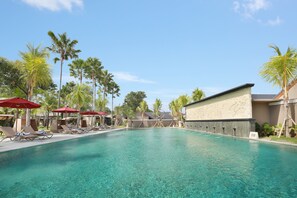 2 piscines extérieures, parasols de plage, chaises longues