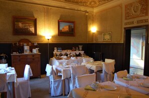 Buffet déjeuner (8 EUR par personne)