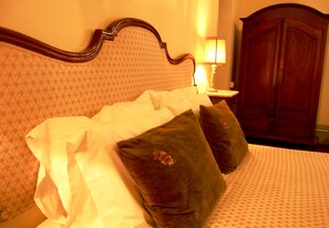 Chambre classique double, salle de bain privée | Décor unique, ameublement unique, bureau