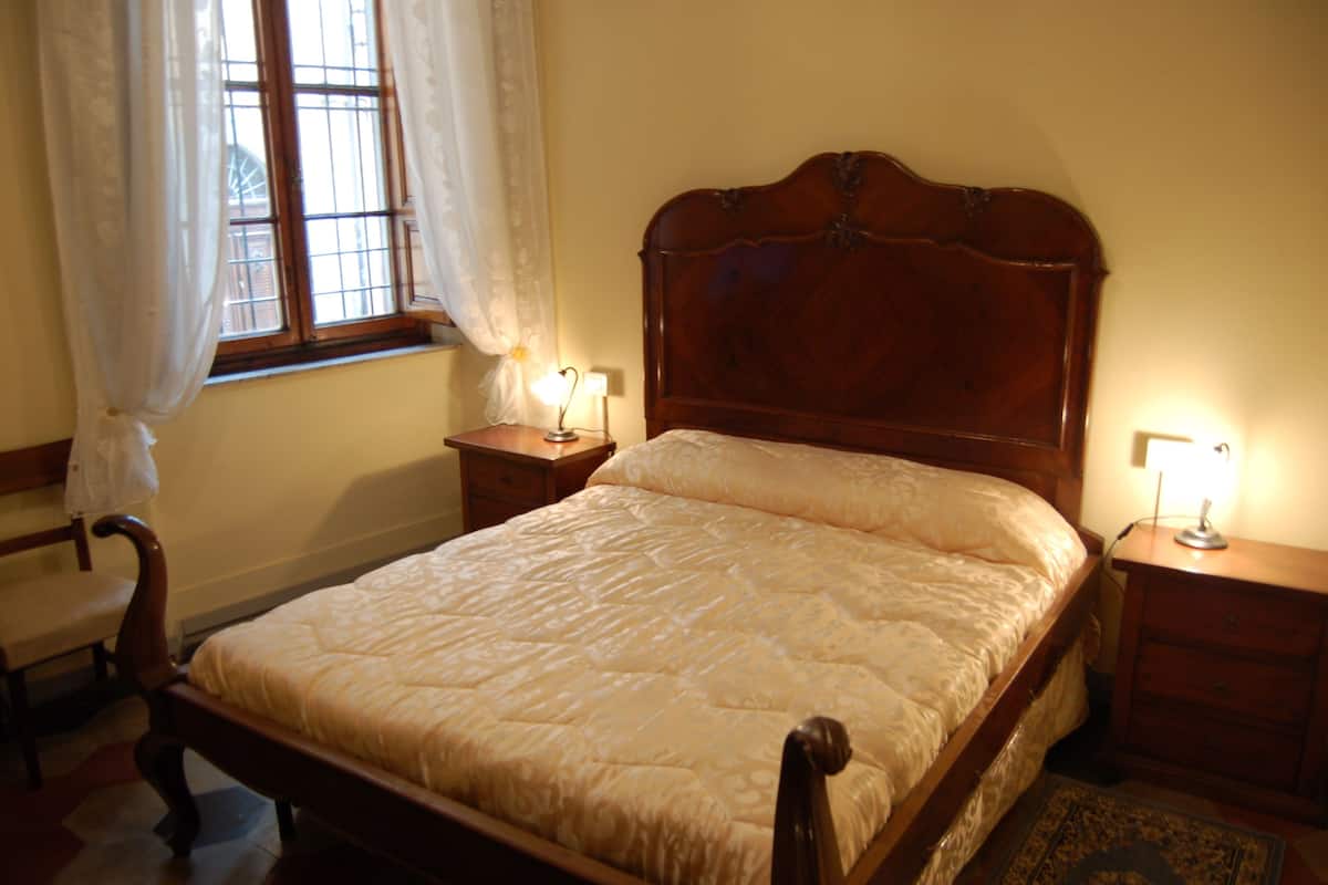 City-Doppel- oder -Zweibettzimmer, 1 Doppelbett, eigenes Bad