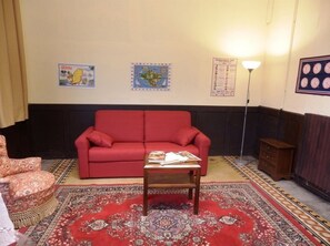 Suite familiale, 1 lit double et 1 canapé-lit, salle de bain privée | Aire de séjour | Téléviseur ACL de 26 po avec télévision numérique, téléviseur