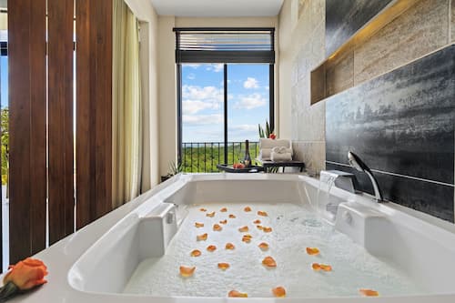 Luxury Villa | Jetted tub