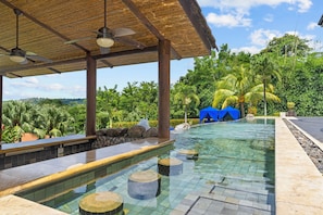 Quầy bar bên hồ bơi