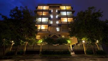 Fachada da propriedade à noite