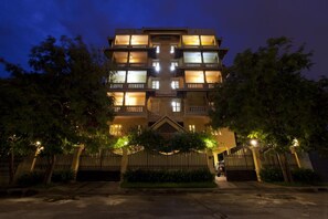 施設の正面 (日没後)