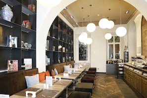 Petit déjeuner buffet (15 EUR par personne)