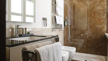 Classic Room, Annex building | Bathroom | Combined shower/tub, rainfall showerhead, free toiletries, hair dryer
