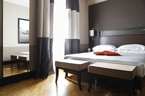 Quarto casal clássico, em edifício anexo | Roupas de cama premium, cofres nos quartos, cortinas blackout