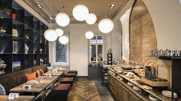 Päivittäinen buffetaamiainen (15 EUR per henkilö)