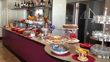 Free daily buffet breakfast