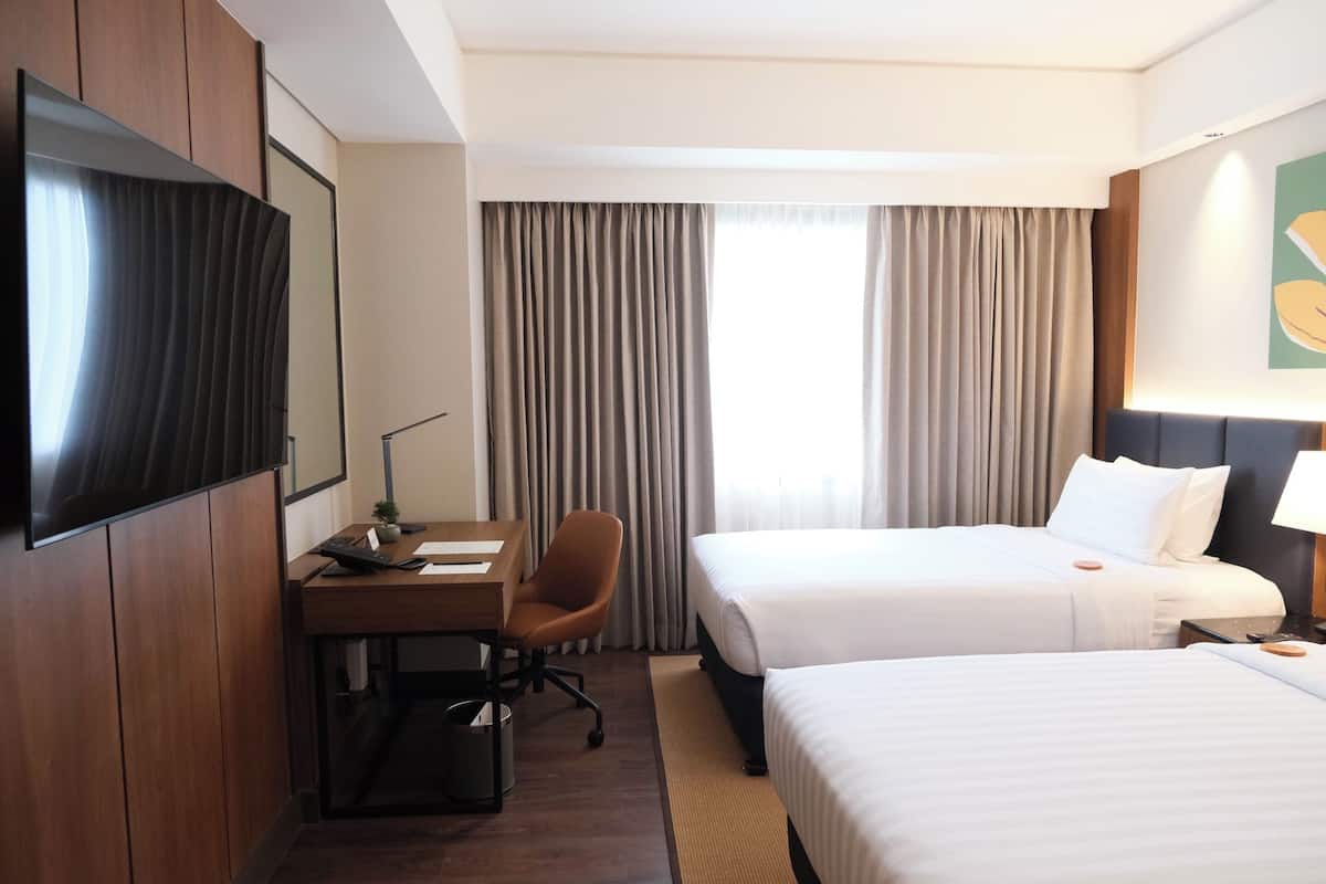 Minibar, caja fuerte, mobiliario individual y escritorio