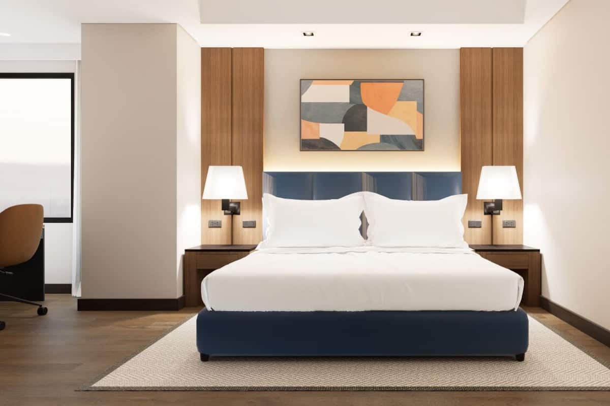 Minibar, caja fuerte, mobiliario individual y escritorio