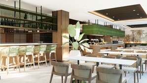 Un restaurante moderno con mobiliario de madera, una zona de bar y una gran planta como elemento decorativo.