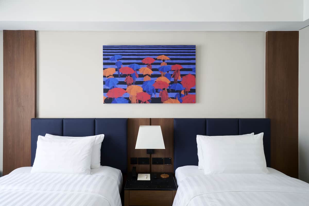 Habitación estándar (1 King Bed or 2 Single Beds, Club Acc) | Minibar, caja fuerte, mobiliario individual y escritorio