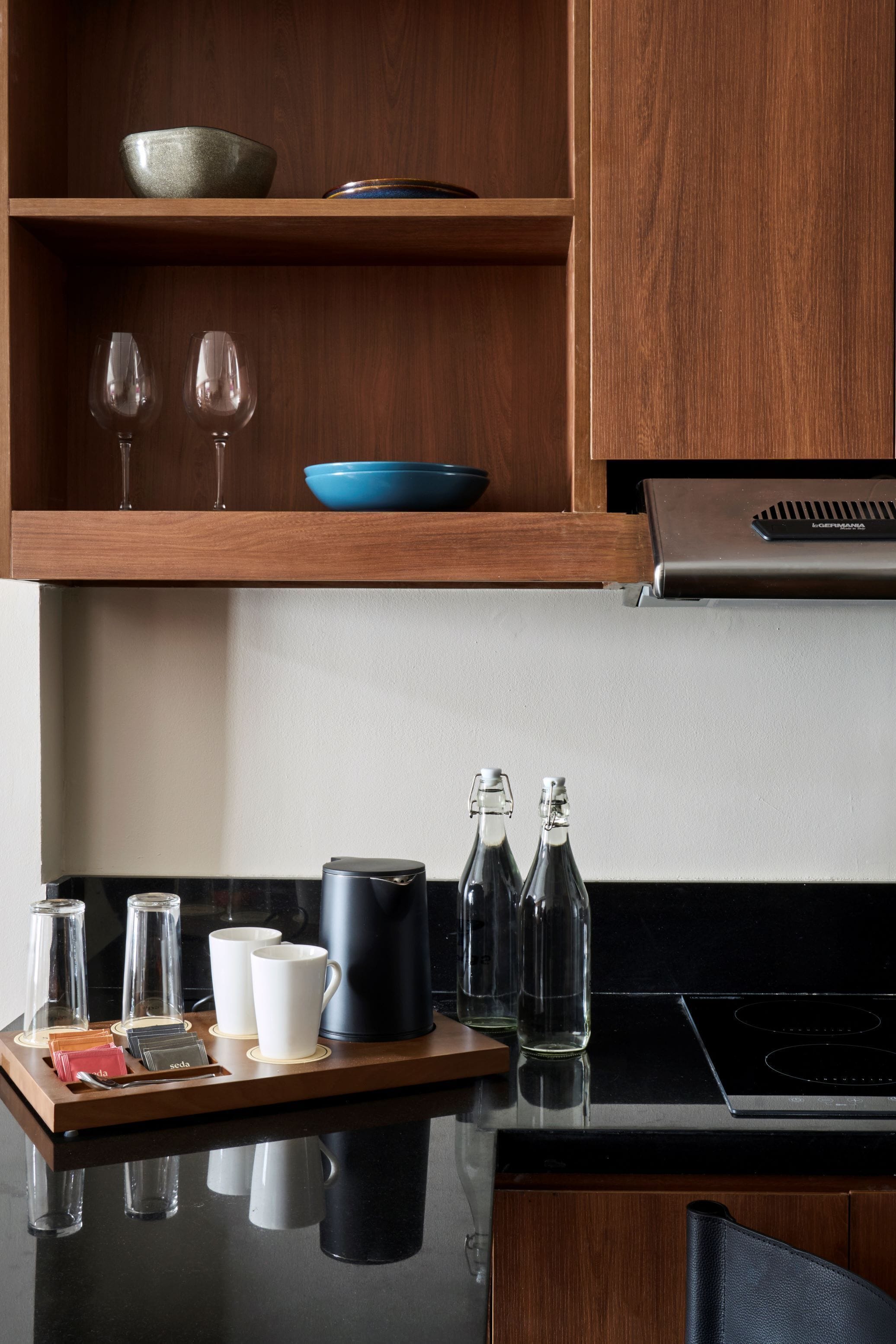 suite | private kitchen | coffee/tea maker, electric kettle