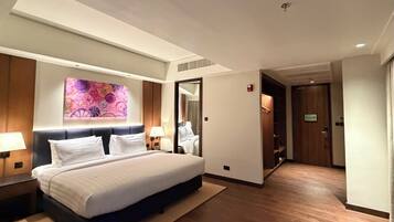 1 King Bed, Large Room with Kitchenette and Lounge Access | In-room safe, desk, laptop workspace, blackout drapes