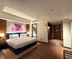 1 King Bed, Large Room with Kitchenette and Lounge Access | In-room safe, desk, laptop workspace, blackout drapes