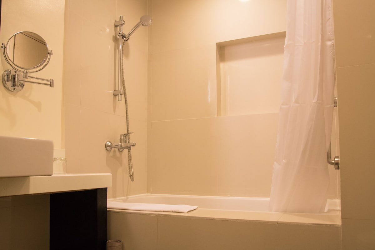 Premier Room | Deep-soaking bathtub