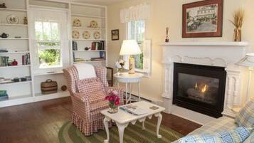 Cottage (Paulownia) | Individually decorated, individually furnished, soundproofing, free WiFi