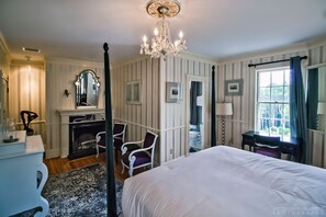 Art Deco Suite, Partial Lake View | Sengetøy av topp kvalitet, dundyner og individuelt dekorert