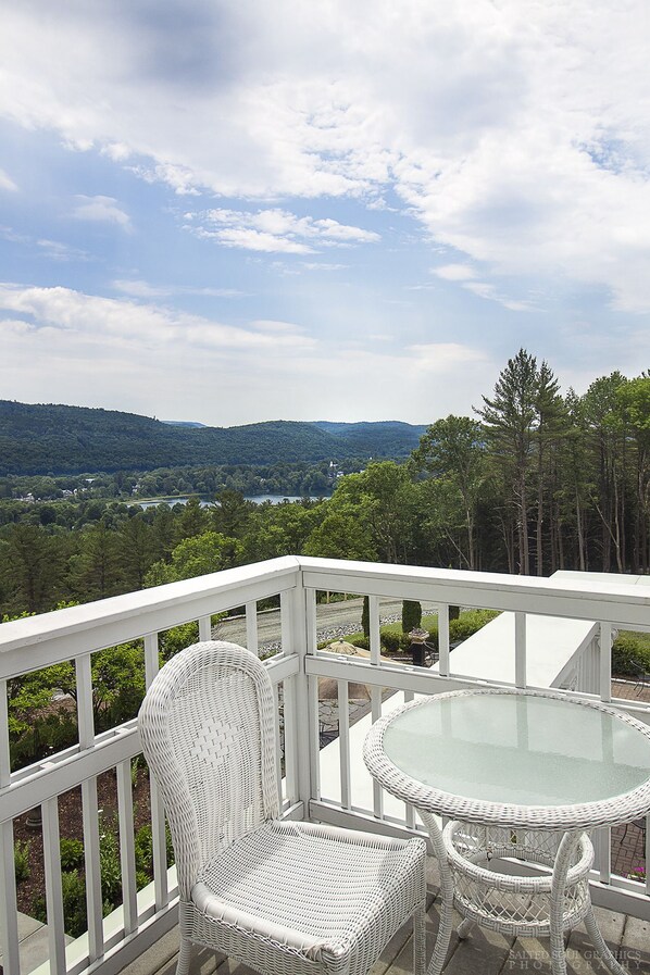 Gordon Ramsey Suite, 1 Queen Bed, Clawfoot tub, Antique show fireplace, Shared balcony with views | Balcón