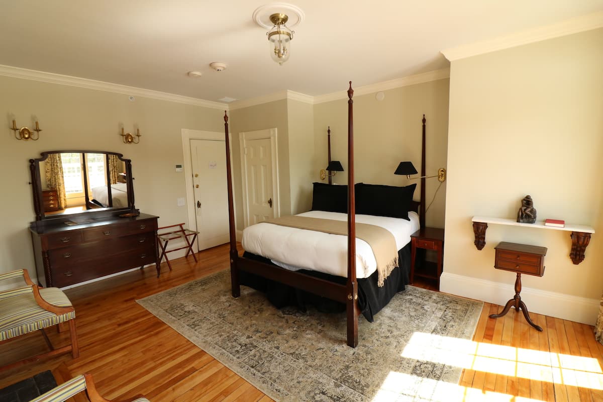 Premium bedding, down duvets, laptop workspace, blackout curtains
