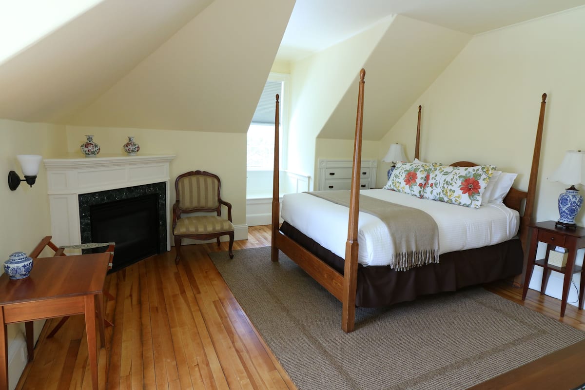 Yellow Room, 1 Queen Bed, Petite claw foot tub and shower, Propane show fireplace | Biancheria da letto di alta qualità, copriletto in piuma