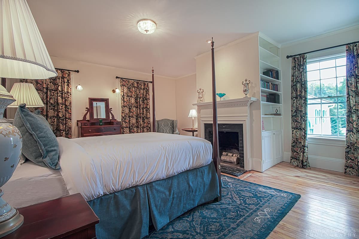 Writer's Suite, 1 Queen Bed, Petite Clawfoot tub, Antique show fireplace with built in bookshelves | Biancheria da letto di alta qualità, copriletto in piuma