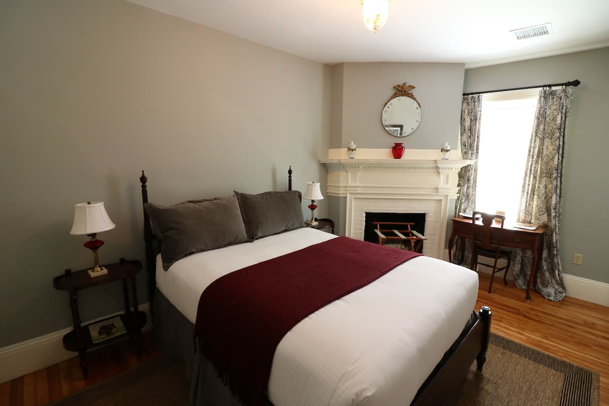 Gray Room, 1 Queen Bed, Glass shower, Antique show fireplace | Literie de qualité, couette en duvet, décor unique, ameublement unique