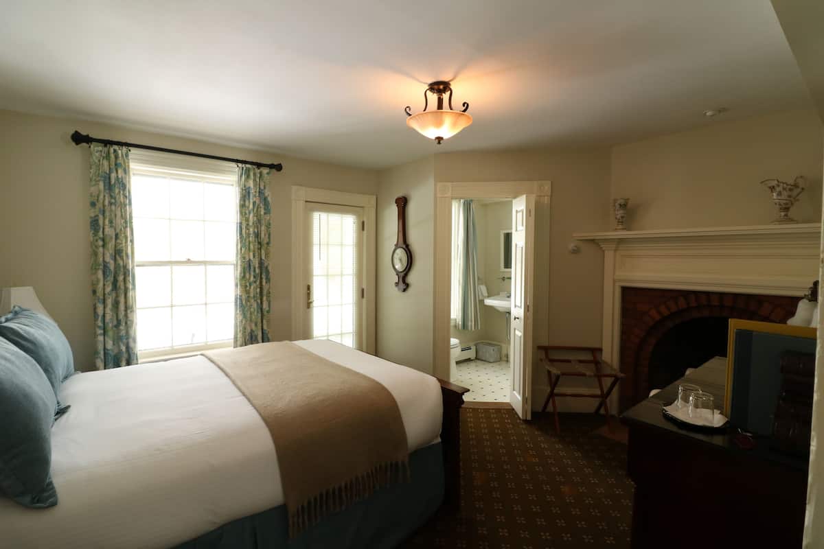 Calvin Coolidge Room, 1 Queen Bed, Private porch, Antique show fireplace, Library access | Biancheria da letto di alta qualità, copriletto in piuma