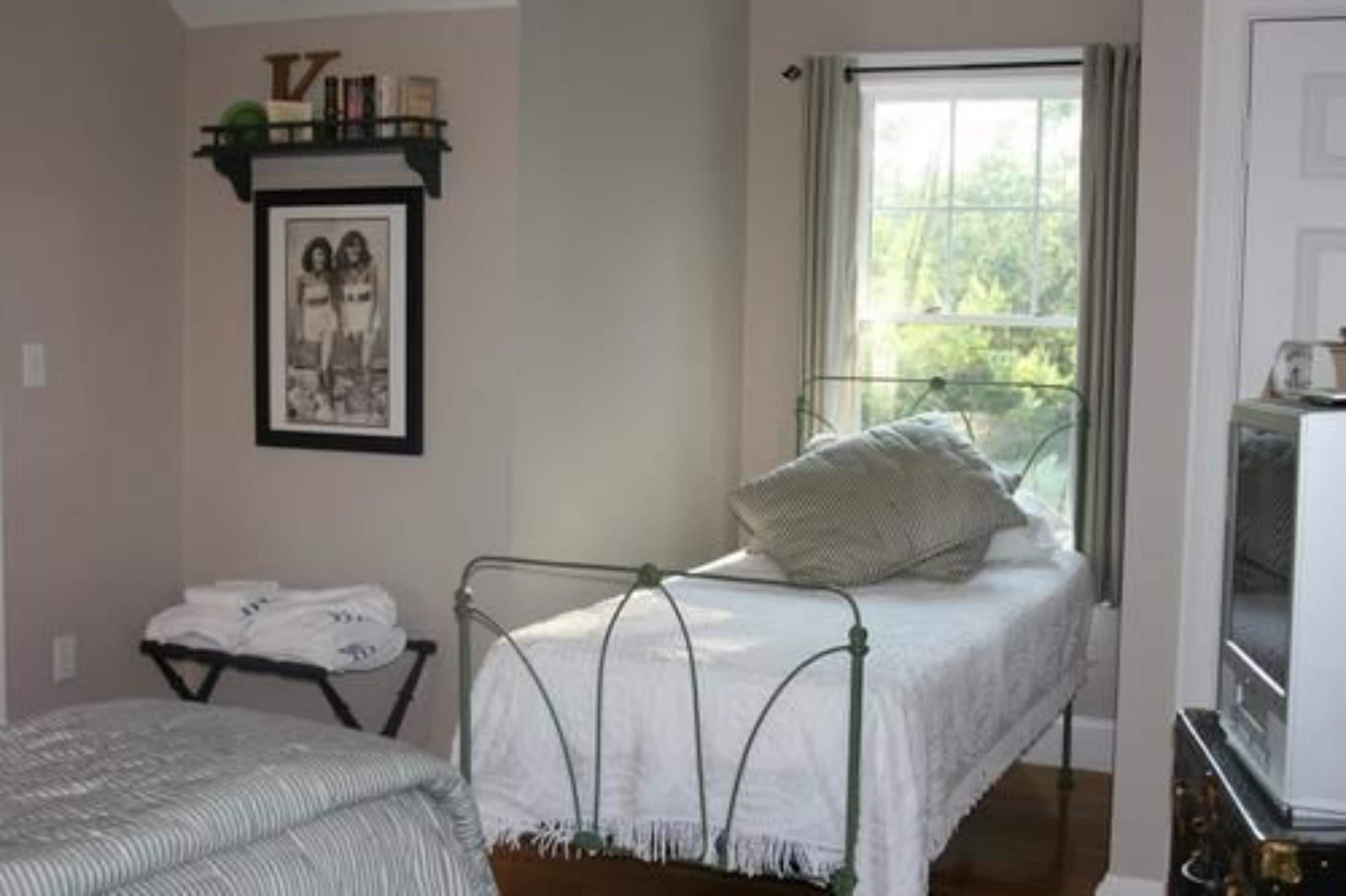 Room (Twinz - King) | Laptop workspace, iron/ironing board, free WiFi, bed sheets