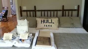Room (Twinz - King) | Laptop workspace, iron/ironing board, free WiFi, bed sheets