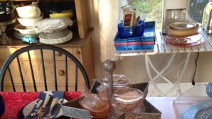Un área de cocina desordenada con diversos utensilios, recipientes y electrodomésticos.