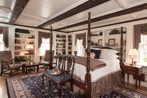 Premium bedding, individually decorated, individually furnished - The Inn at Ormsby Hill (Manchester Center)
