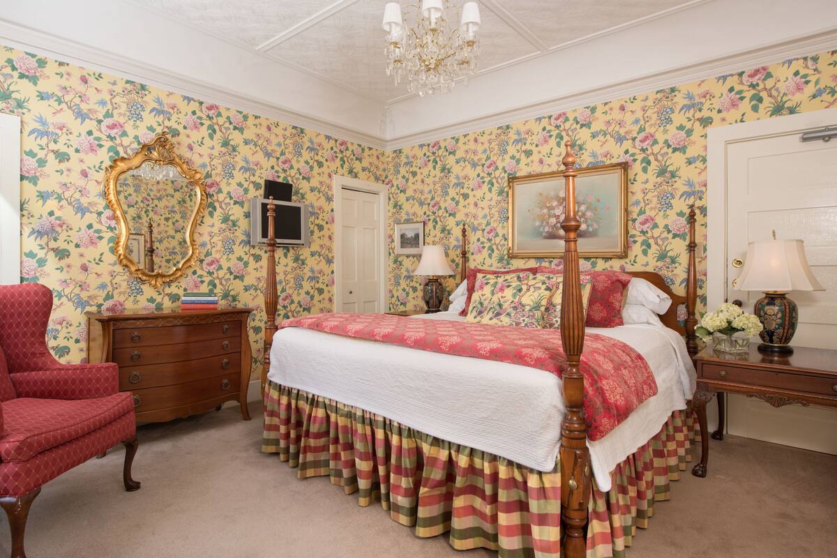 Suite, Private Bathroom (Frances Suite) | Premium bedding, iron/ironing board, rollaway beds, free WiFi