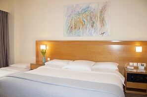 Twin Room with Extra Bed | Caja fuerte, escritorio, cortinas opacas y tabla de planchar con plancha