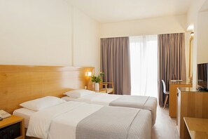 双床房 | 客房内保险箱、办公桌、遮光窗帘、熨斗/熨板