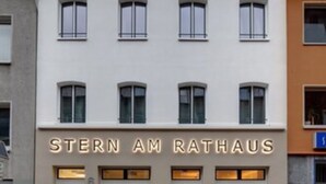 A building with the sign "STERN AM RATHAUS" indicating a hotel. - Stern am Rathaus (Cologne)