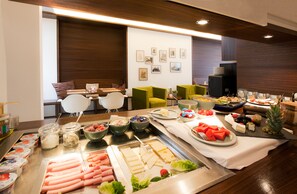 Se ofrece un desayuno típico de la región (12 EUR por persona)