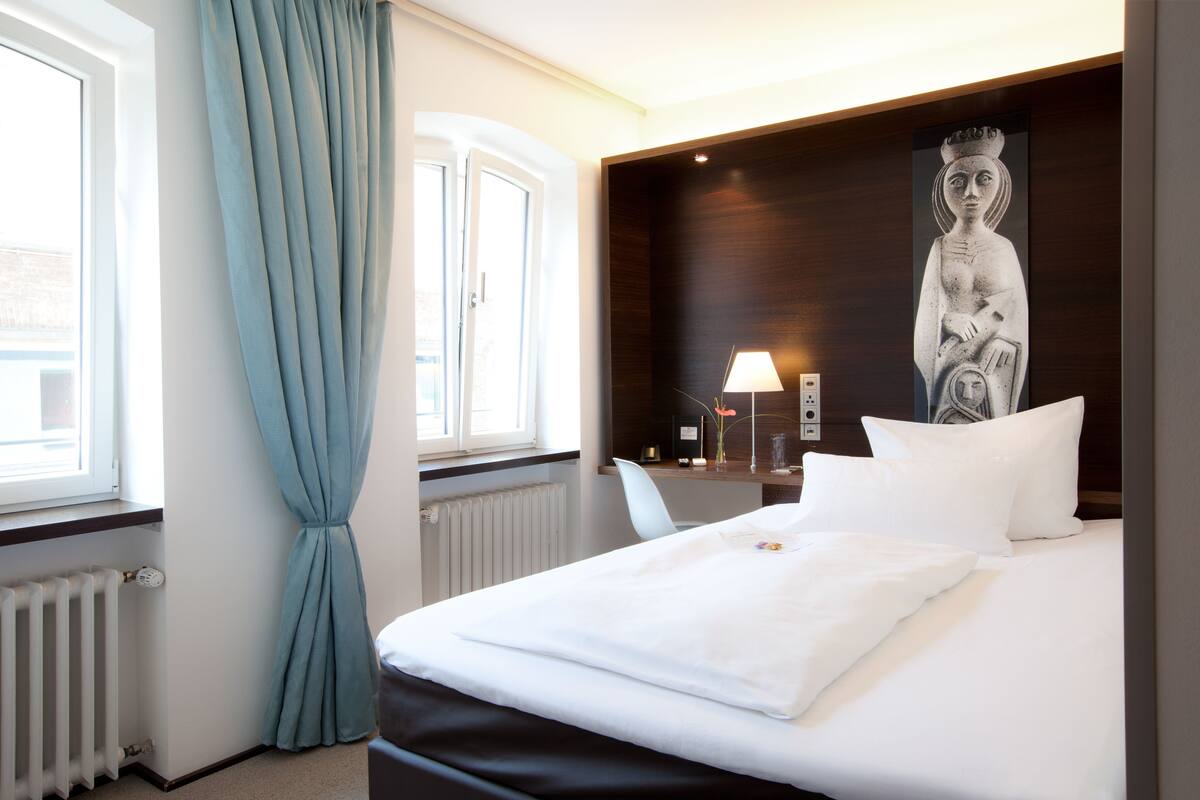 Quarto solteiro standard | Roupas de cama premium, edredons de pluma, cofres nos quartos