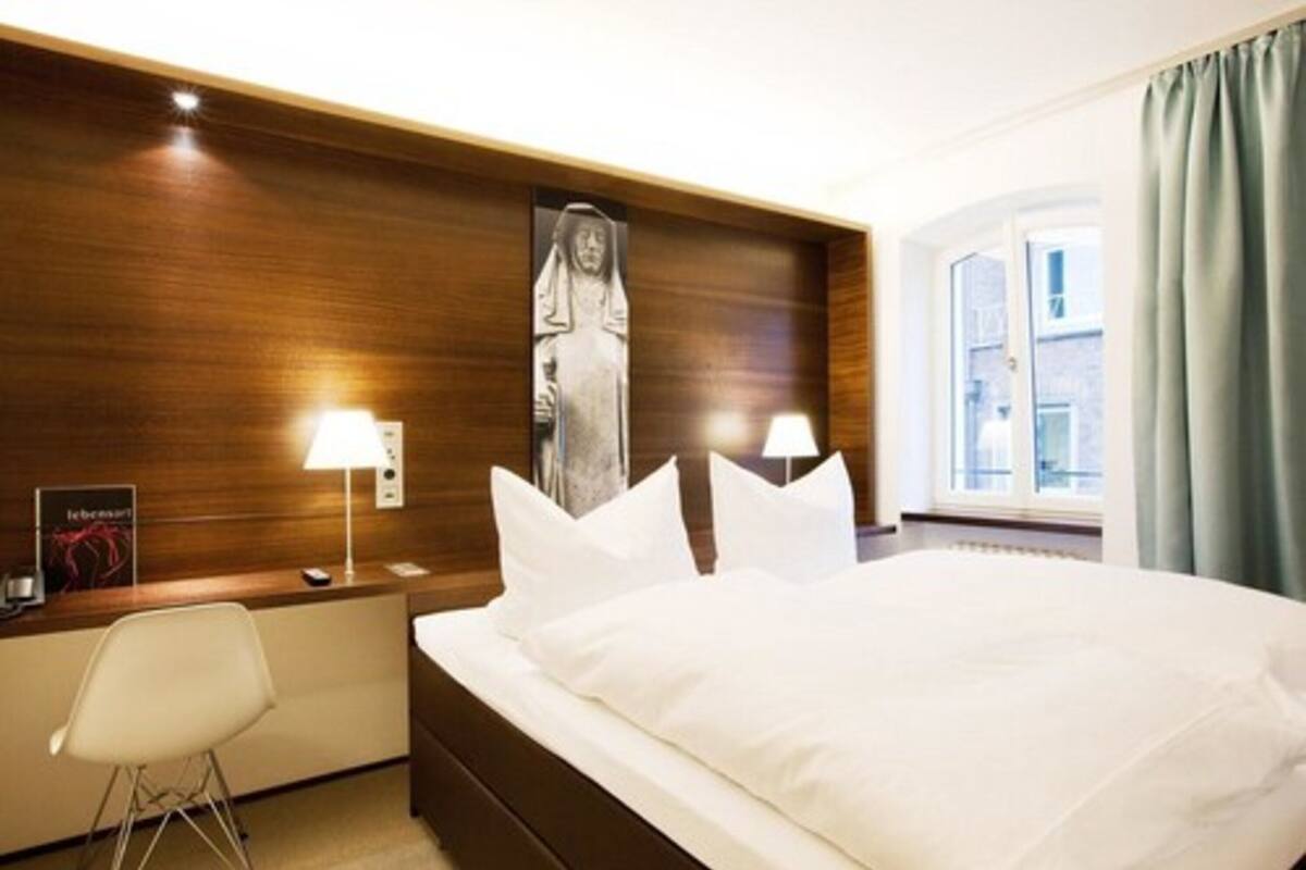 Quarto casal standard | Roupas de cama premium, edredons de pluma, cofres nos quartos